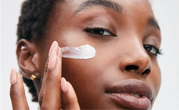 application de produits de soins de la peau